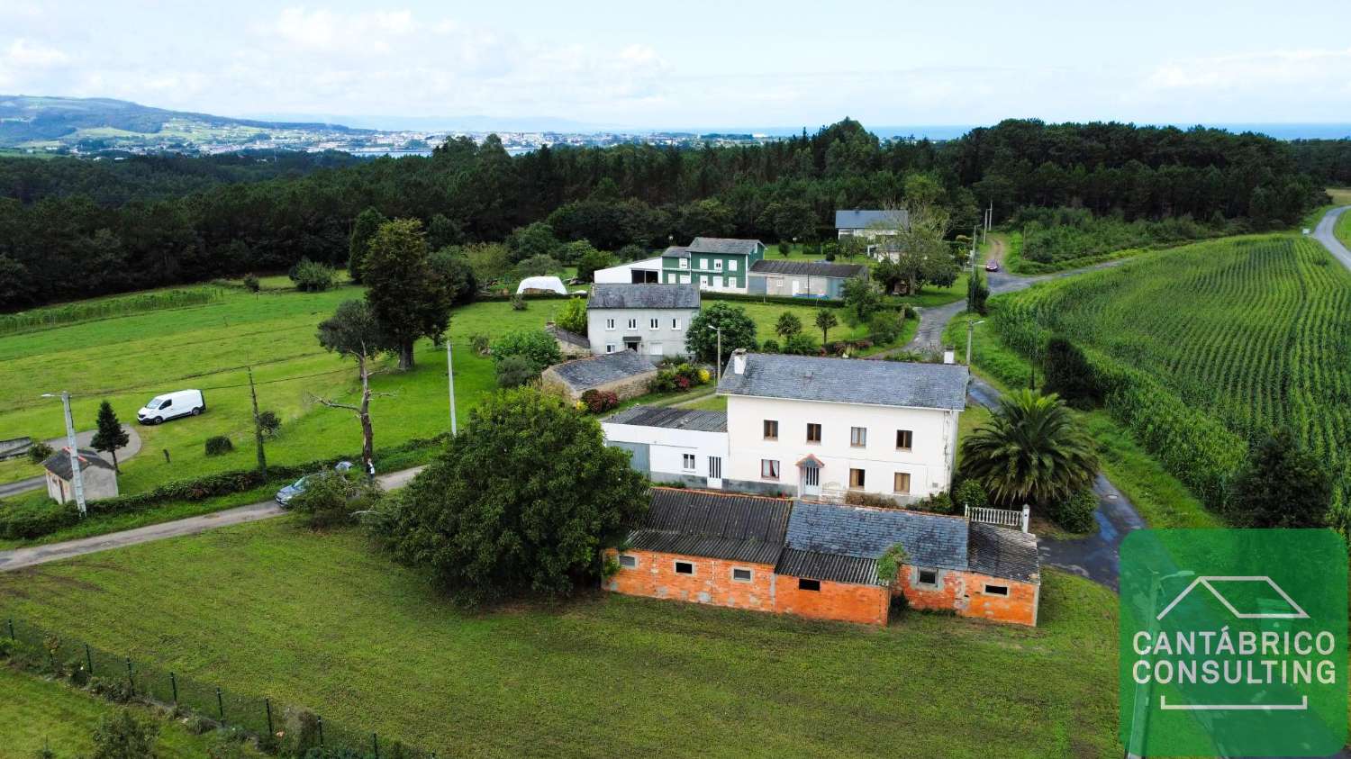 GRAN CASA FAMILIAR EN LAS CAMPAS, CASTROPOL CON ANEJOS Y MUCHAS POSIBILIDADES EN ZONA COSTERA DE ASTURIAS