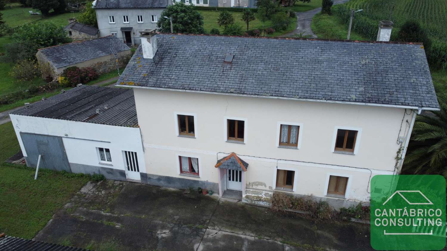 GRAN CASA FAMILIAR EN LAS CAMPAS, CASTROPOL CON ANEJOS Y MUCHAS POSIBILIDADES EN ZONA COSTERA DE ASTURIAS