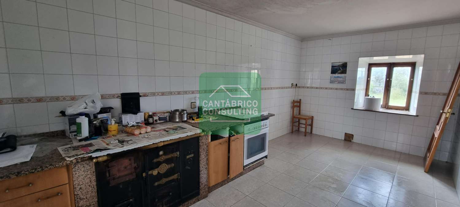 GRAN CASA FAMILIAR EN LAS CAMPAS, CASTROPOL CON ANEJOS Y MUCHAS POSIBILIDADES EN ZONA COSTERA DE ASTURIAS