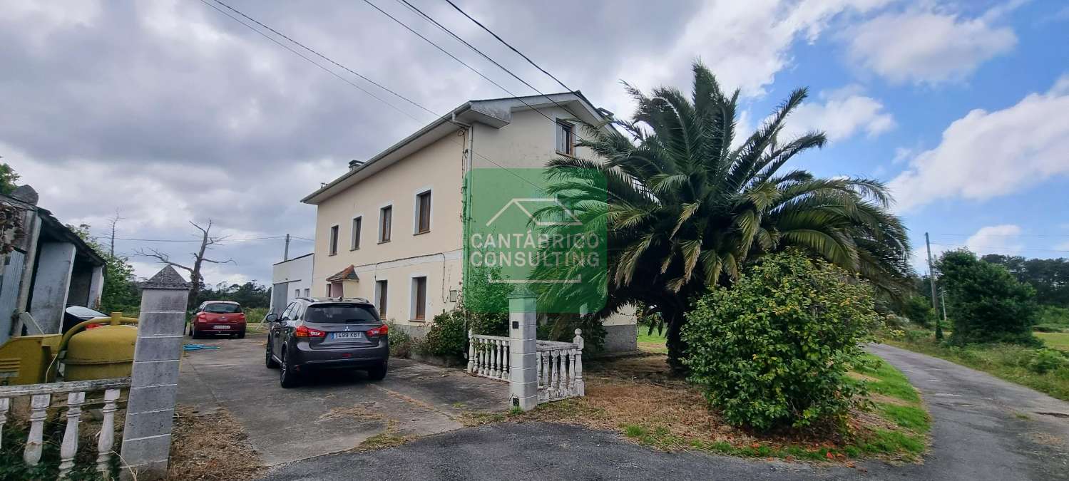 GRAN CASA FAMILIAR EN LAS CAMPAS, CASTROPOL CON ANEJOS Y MUCHAS POSIBILIDADES EN ZONA COSTERA DE ASTURIAS