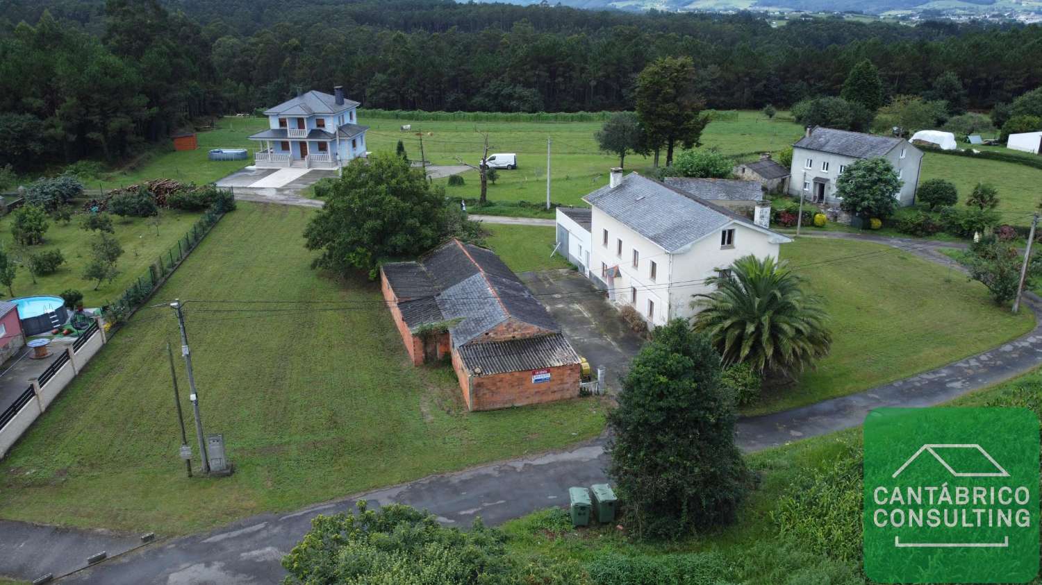 GRAN CASA FAMILIAR EN LAS CAMPAS, CASTROPOL CON ANEJOS Y MUCHAS POSIBILIDADES EN ZONA COSTERA DE ASTURIAS