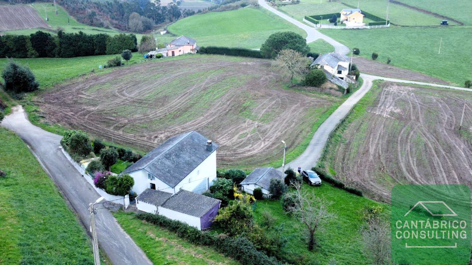 NAVIA  - ASTURIAS - CASA TRADICIONAL LISTA PARA HABITAR EN EL TOURAL