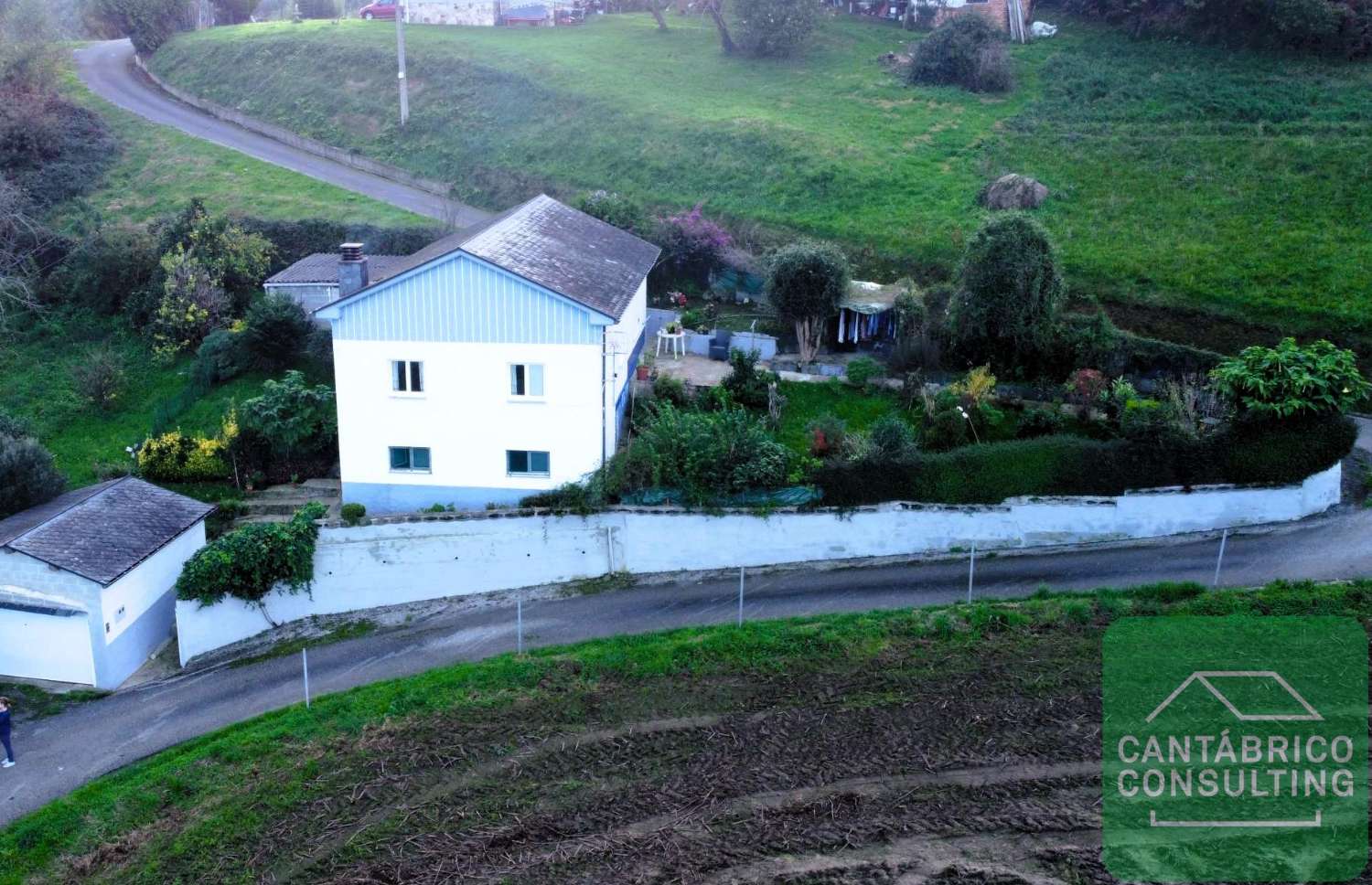 NAVIA  - ASTURIAS - CASA TRADICIONAL LISTA PARA HABITAR EN EL TOURAL