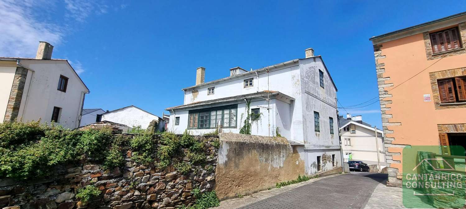 TRADITIONAL ASTURIAN HOUSE IN THE CENTER OF TAPIA