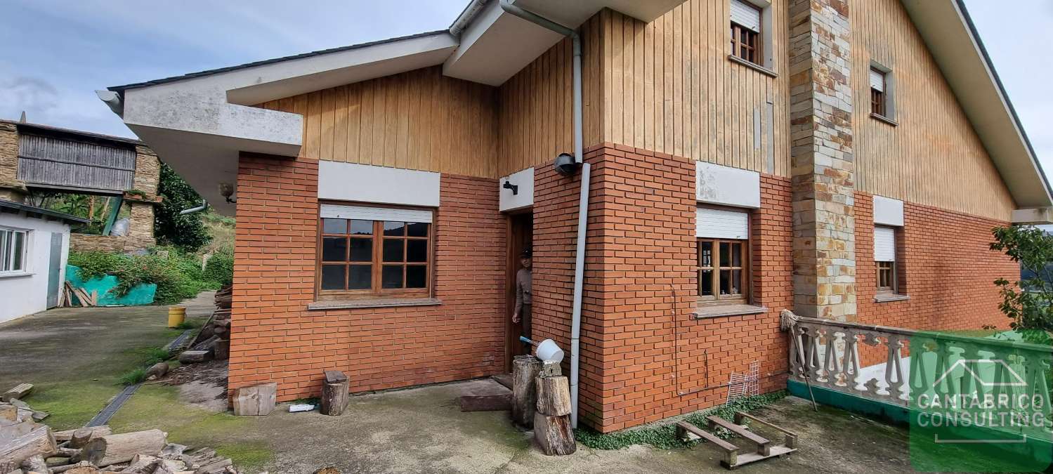 CHALET DE DOS PLANTAS EN FINCA DE 14000 m² EN SAN VICENTE DE CUBELAS, RIBADEO.