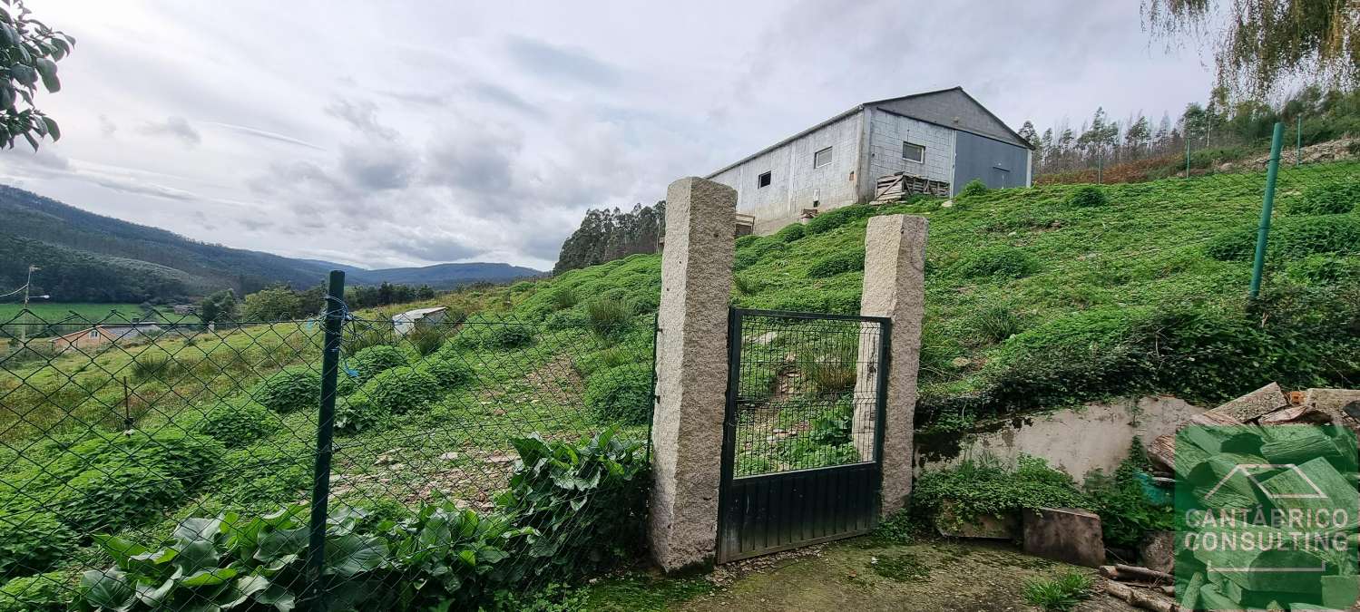 CHALET DE DOS PLANTAS EN FINCA DE 14000 m² EN SAN VICENTE DE CUBELAS, RIBADEO.