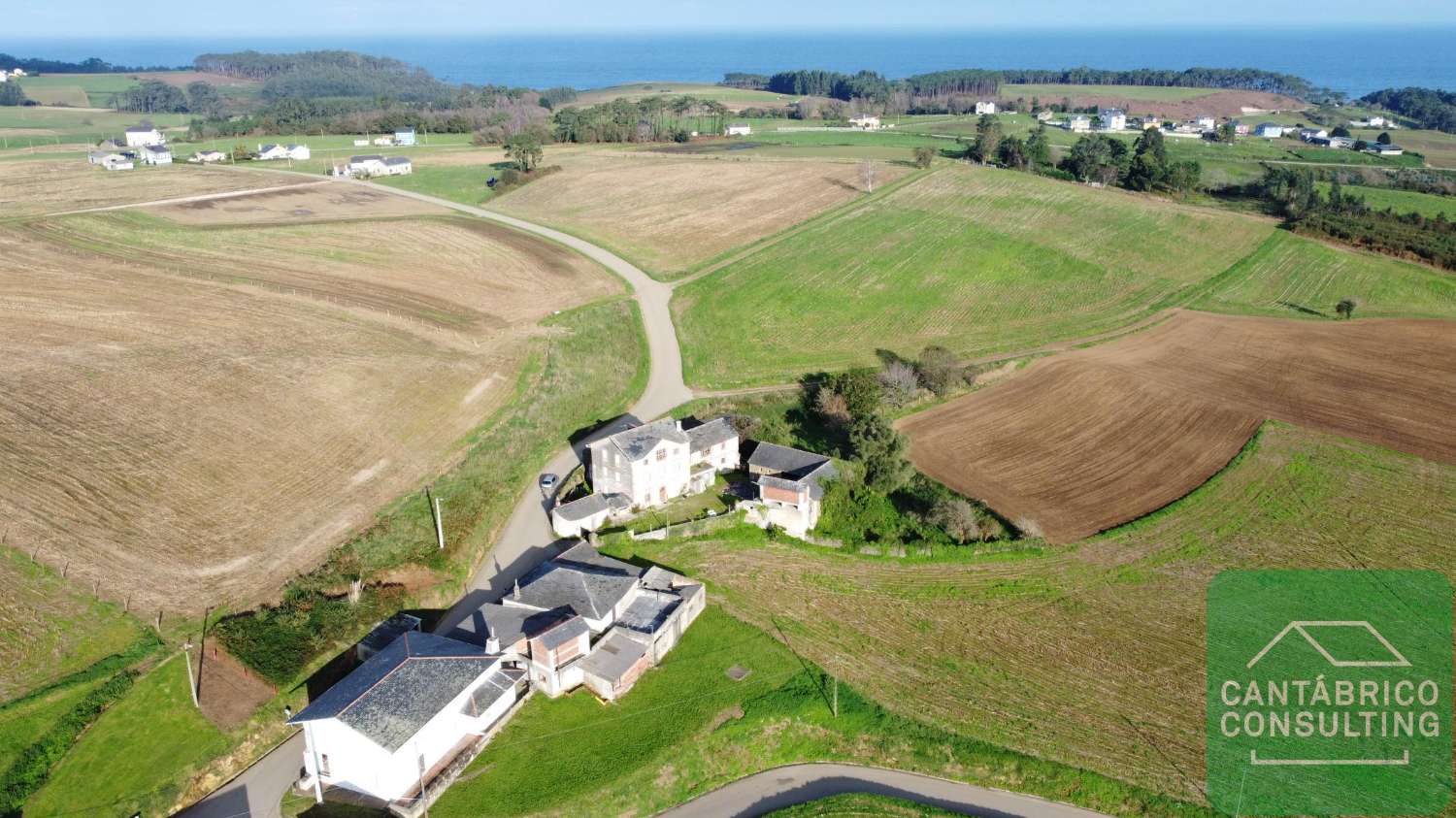 CONJUNTO DE PROPIEDADES EN FREAL NAVIA ASTURIAS - AL LADO DE LA COSTA Y MUY CERCA DE LA PLAYA DE FREJULFE – IDEAL PARA COMPLEJO TURISTICO