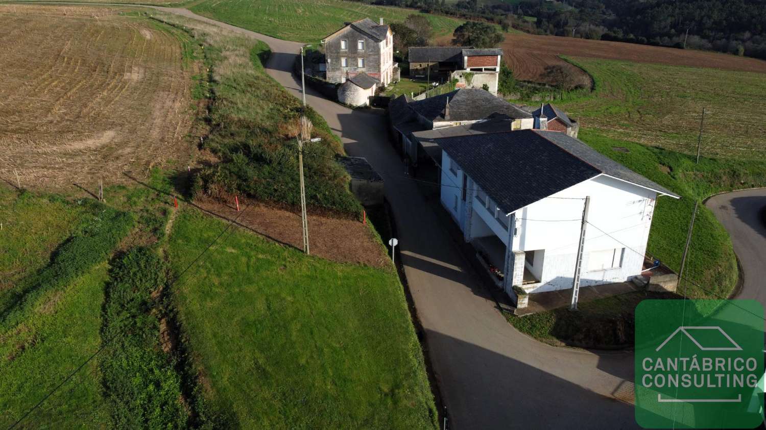 CONJUNTO DE PROPIEDADES EN FREAL NAVIA ASTURIAS - AL LADO DE LA COSTA Y MUY CERCA DE LA PLAYA DE FREJULFE – IDEAL PARA COMPLEJO TURISTICO