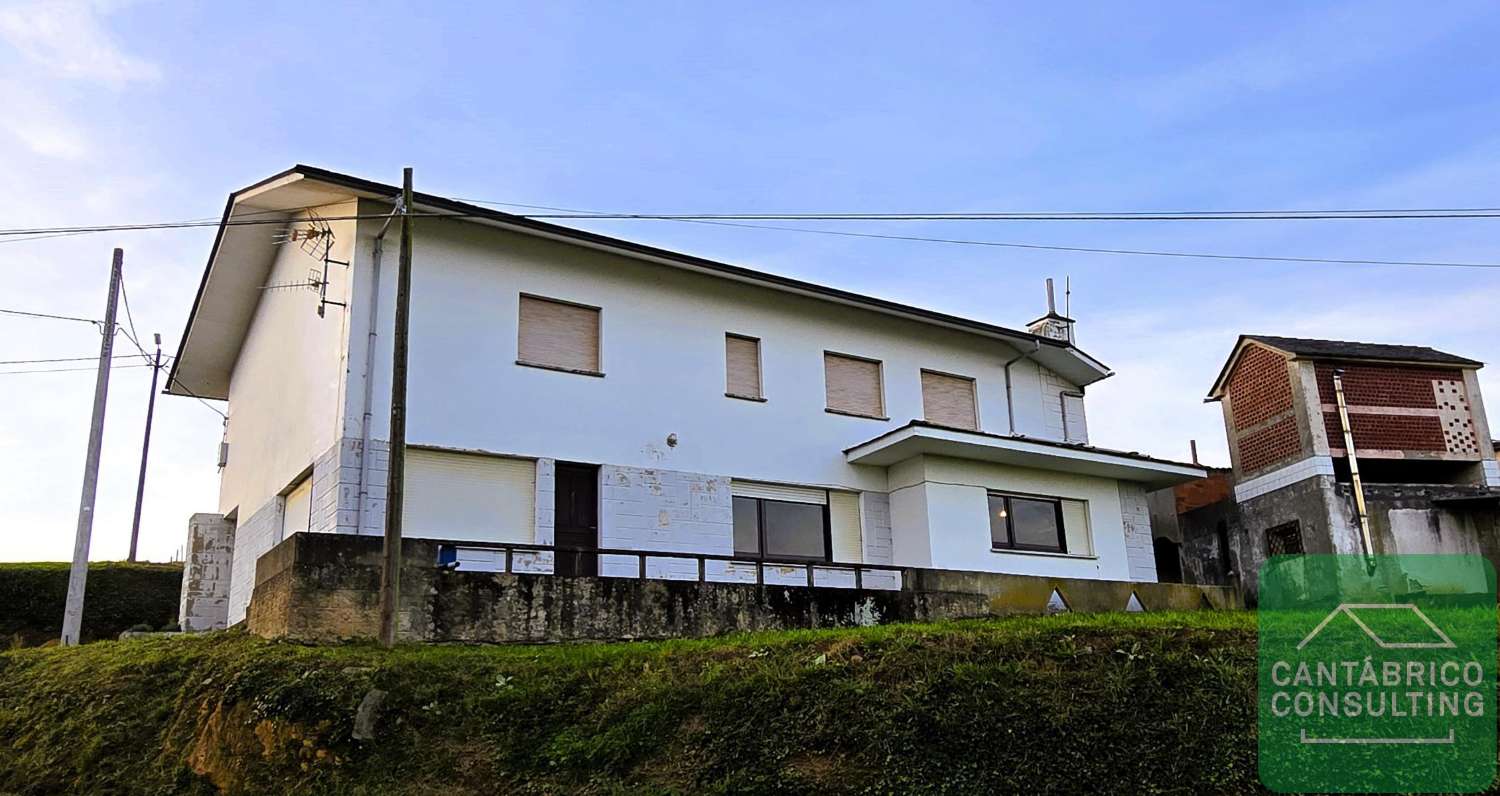 CONJUNTO DE PROPIEDADES EN FREAL NAVIA ASTURIAS - AL LADO DE LA COSTA Y MUY CERCA DE LA PLAYA DE FREJULFE – IDEAL PARA COMPLEJO TURISTICO