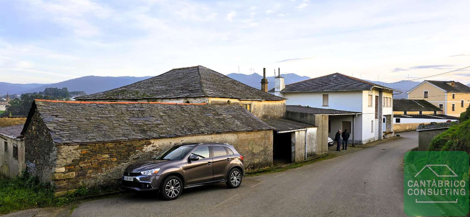 CONJUNTO DE PROPIEDADES EN FREAL NAVIA ASTURIAS - AL LADO DE LA COSTA Y MUY CERCA DE LA PLAYA DE FREJULFE – IDEAL PARA COMPLEJO TURISTICO