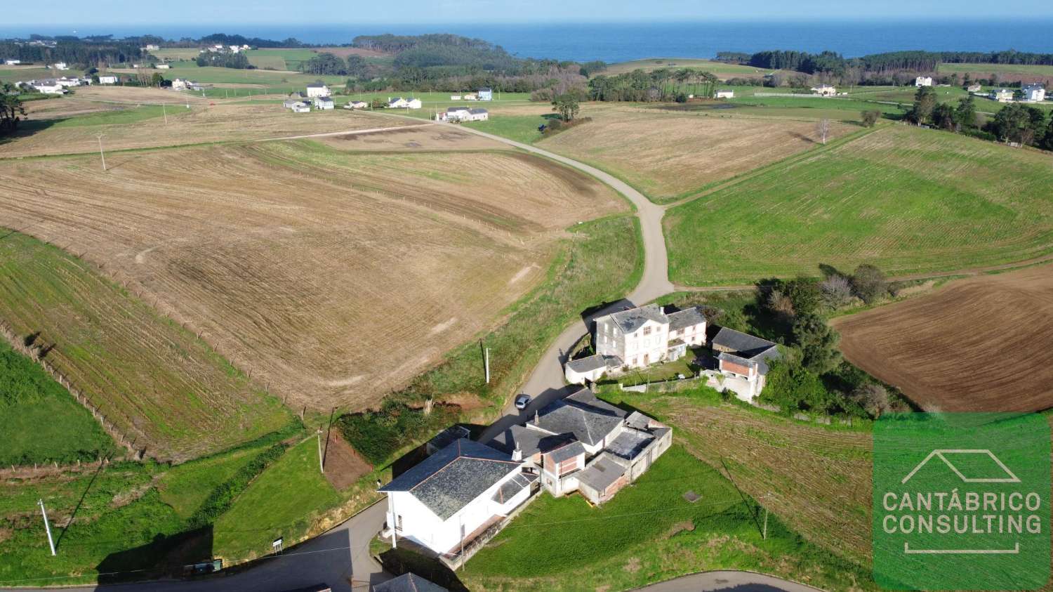 CONJUNTO DE PROPIEDADES EN FREAL NAVIA ASTURIAS - AL LADO DE LA COSTA Y MUY CERCA DE LA PLAYA DE FREJULFE – IDEAL PARA COMPLEJO TURISTICO