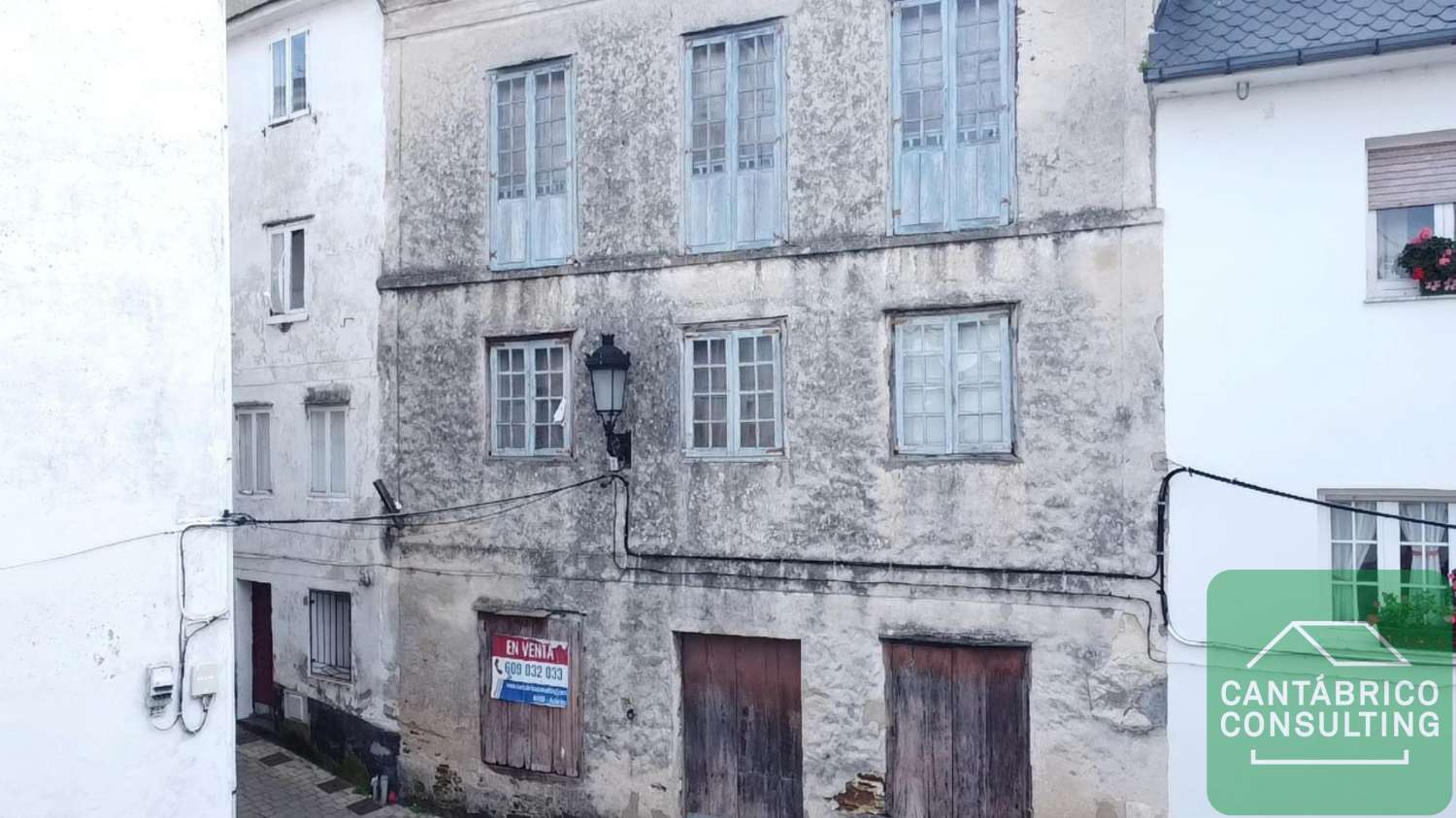 GRAN CASA A REFORMAR EN EL CENTRO DE FIGUERAS, CASTROPOL, ASTURIAS