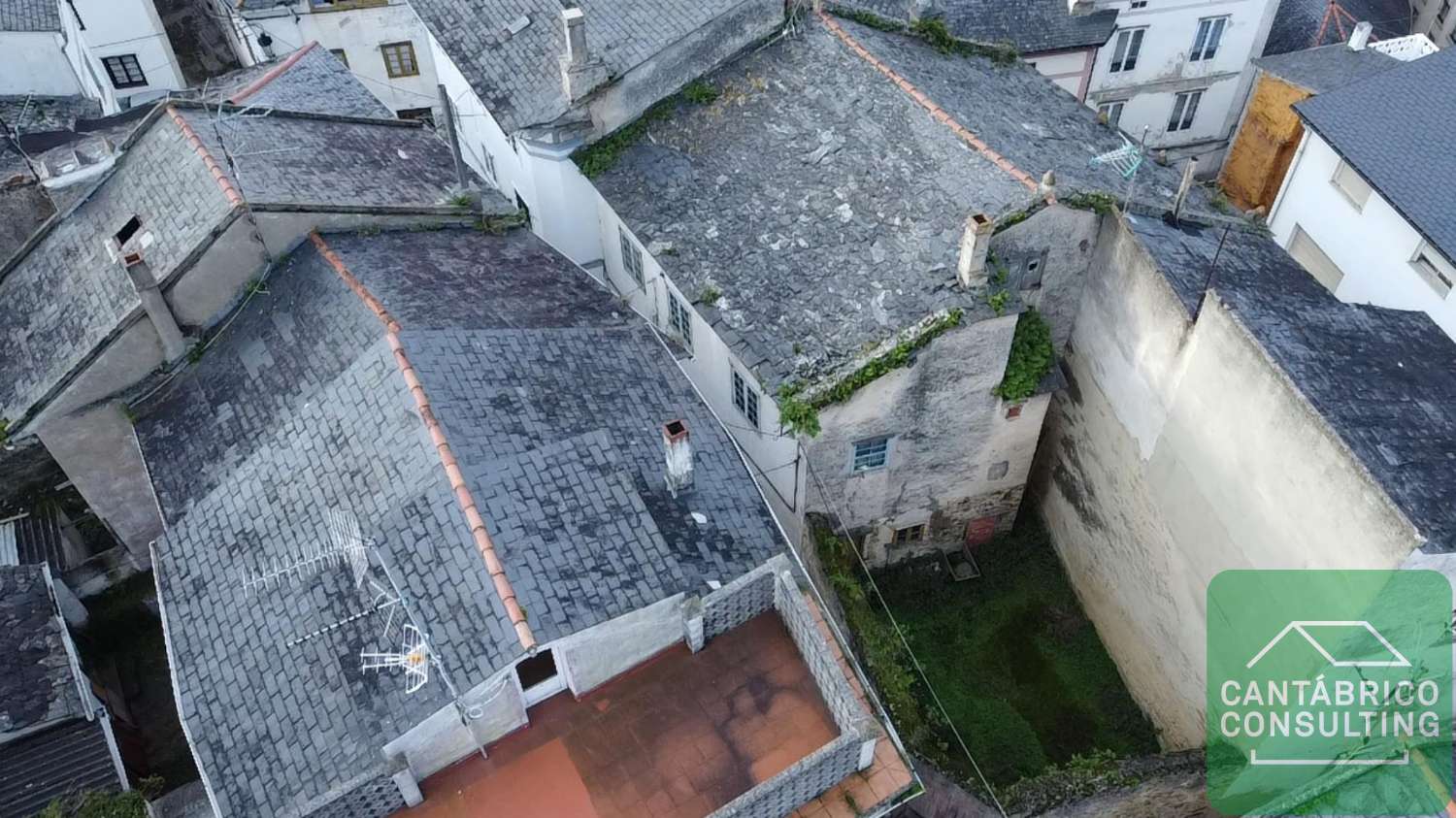 GRAN CASA A REFORMAR EN EL CENTRO DE FIGUERAS, CASTROPOL, ASTURIAS