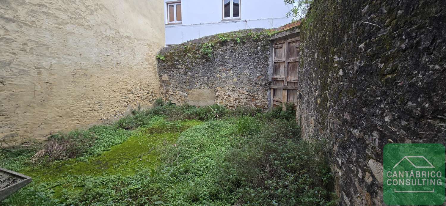 GRAN CASA A REFORMAR EN EL CENTRO DE FIGUERAS, CASTROPOL, ASTURIAS