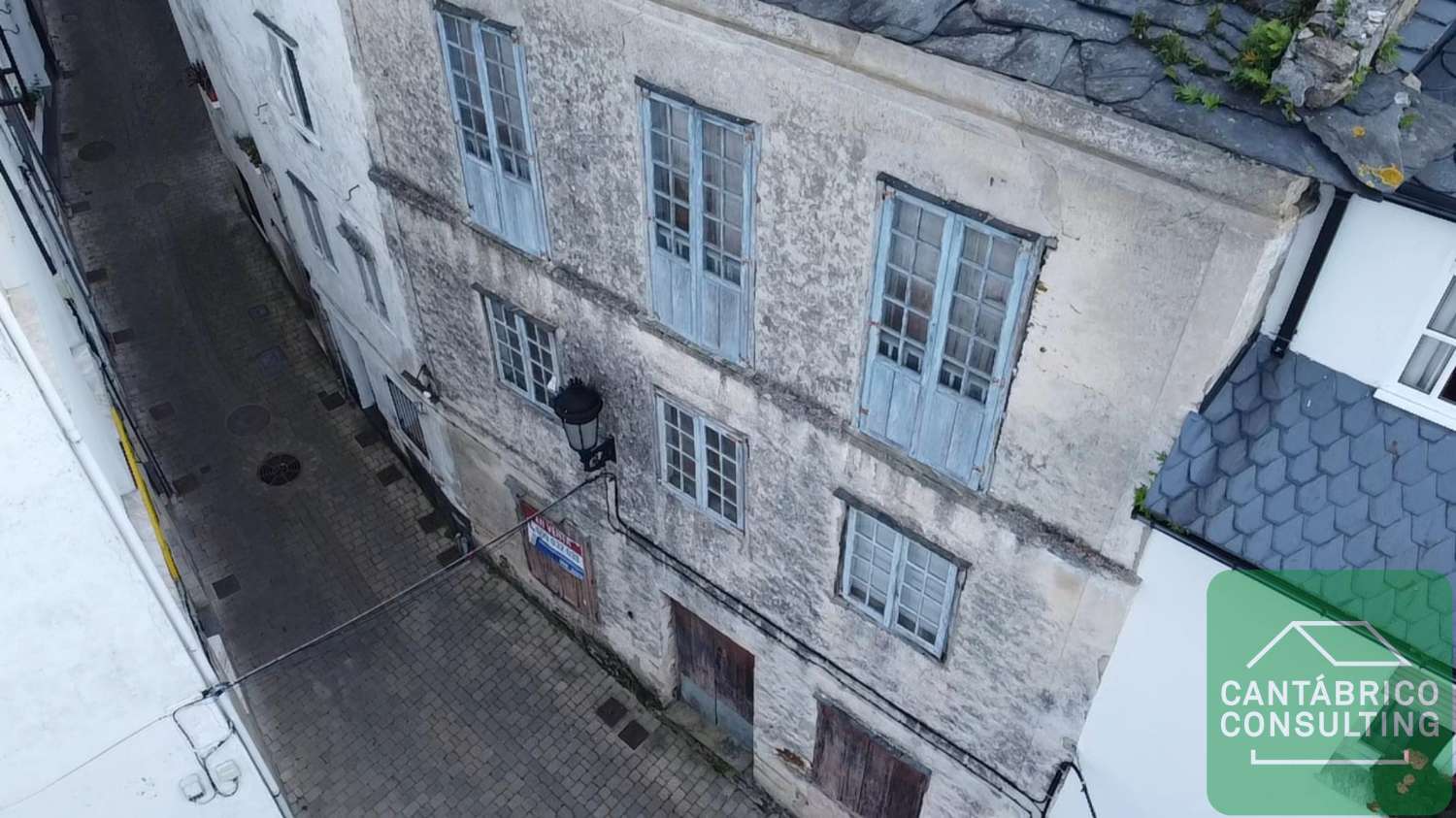 GRAN CASA A REFORMAR EN EL CENTRO DE FIGUERAS, CASTROPOL, ASTURIAS