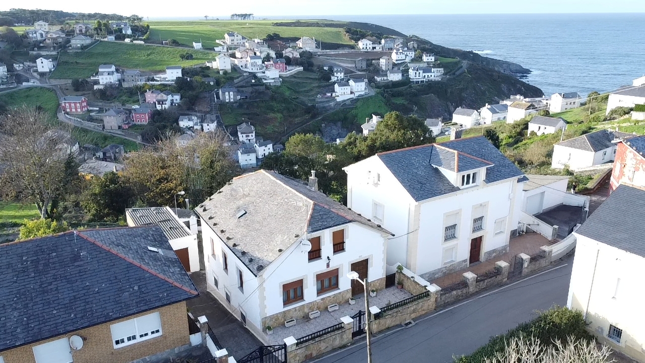 CASA CON DOS VIVIENDAS Y POSIBILIDADES ENCIMA DEL PUERTO DE ORTIGUERA COAÑA ASTURIAS