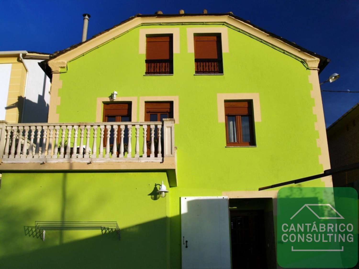 CASA UNIFAMILIAR CON DOS PLANTAS Y LOCAL ACONDICIONADO COMO VIVIENDA EN PLATA SEMI SOTANO