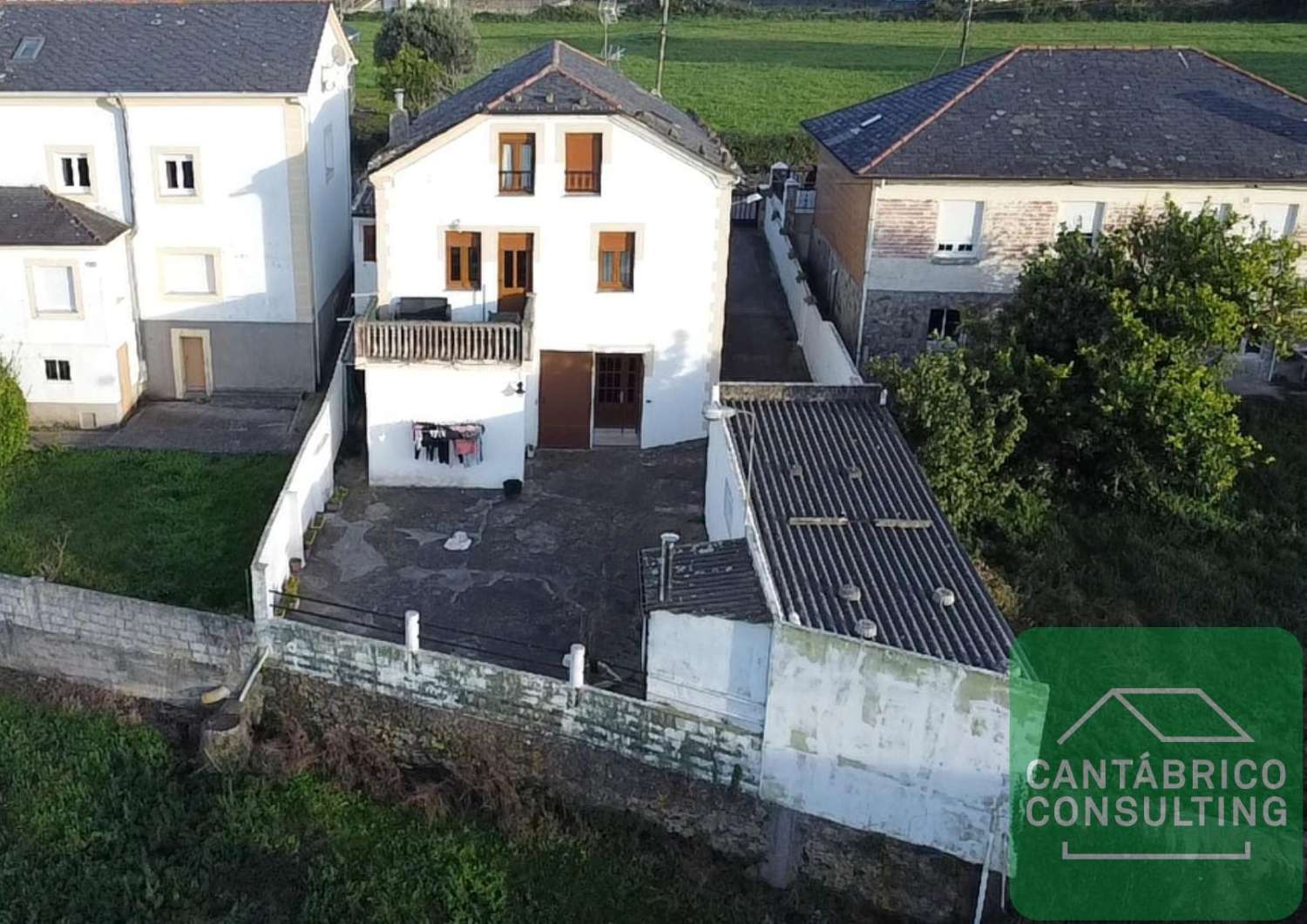 CASA UNIFAMILIAR CON DOS PLANTAS Y LOCAL ACONDICIONADO COMO VIVIENDA EN PLATA SEMI SOTANO