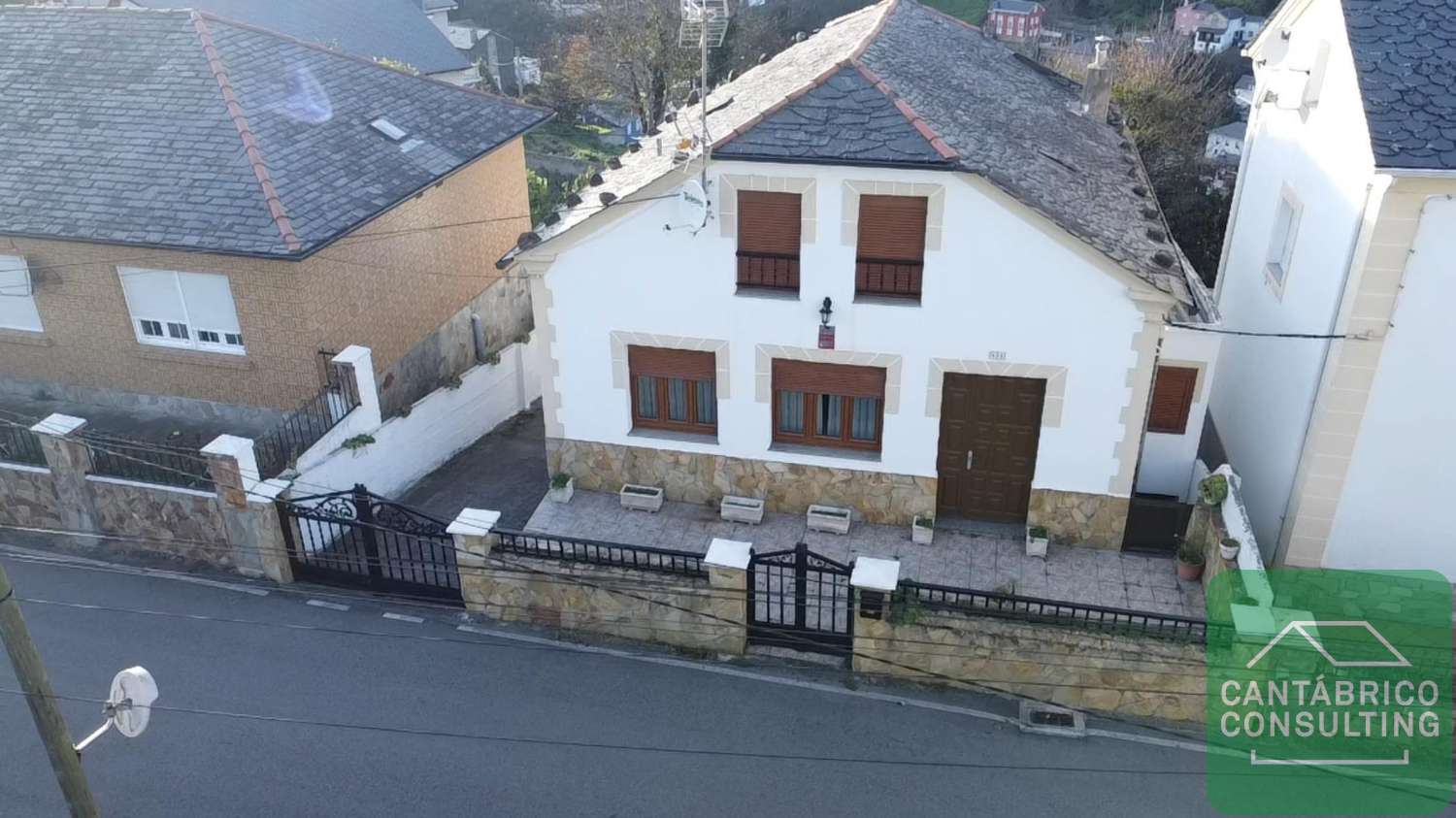 CASA UNIFAMILIAR CON DOS PLANTAS Y LOCAL ACONDICIONADO COMO VIVIENDA EN PLATA SEMI SOTANO