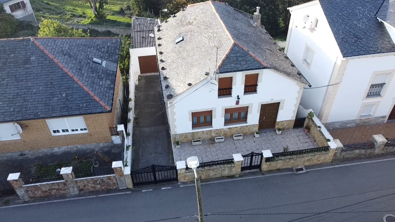 CASA CON DOS VIVIENDAS Y POSIBILIDADES ENCIMA DEL PUERTO DE ORTIGUERA COAÑA ASTURIAS