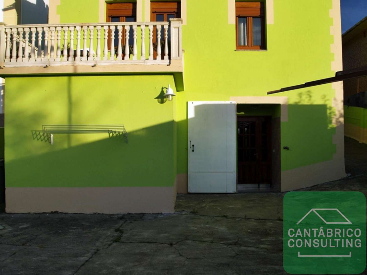 CASA UNIFAMILIAR CON DOS PLANTAS Y LOCAL ACONDICIONADO COMO VIVIENDA EN PLATA SEMI SOTANO