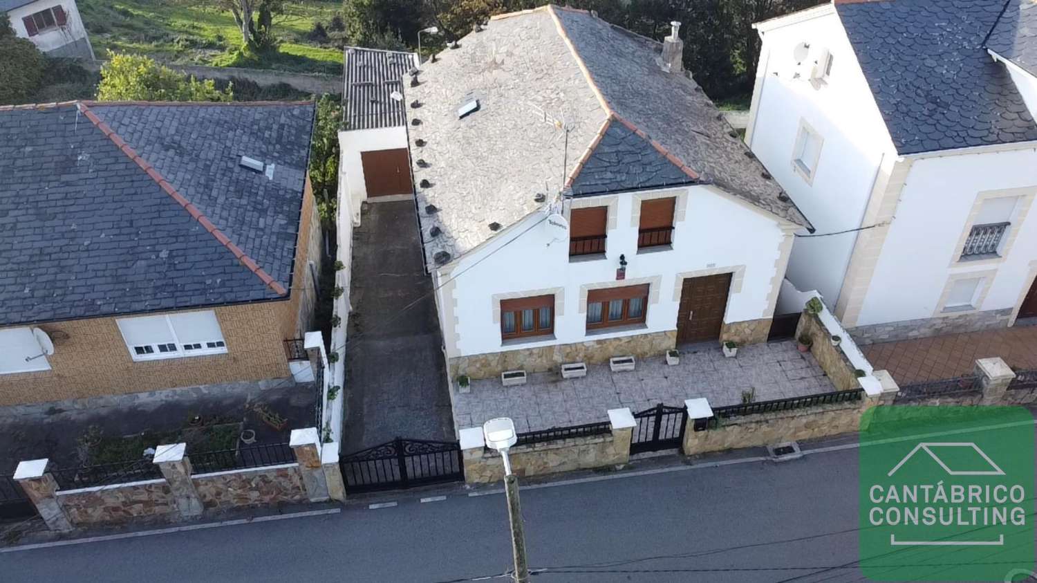 CASA UNIFAMILIAR CON DOS PLANTAS Y LOCAL ACONDICIONADO COMO VIVIENDA EN PLATA SEMI SOTANO