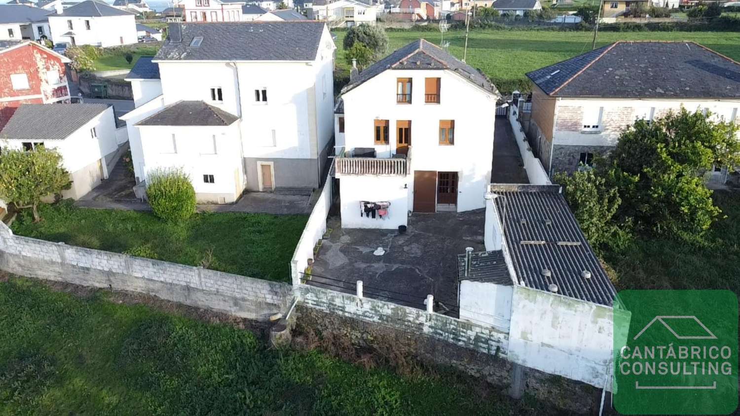 CASA UNIFAMILIAR CON DOS PLANTAS Y LOCAL ACONDICIONADO COMO VIVIENDA EN PLATA SEMI SOTANO