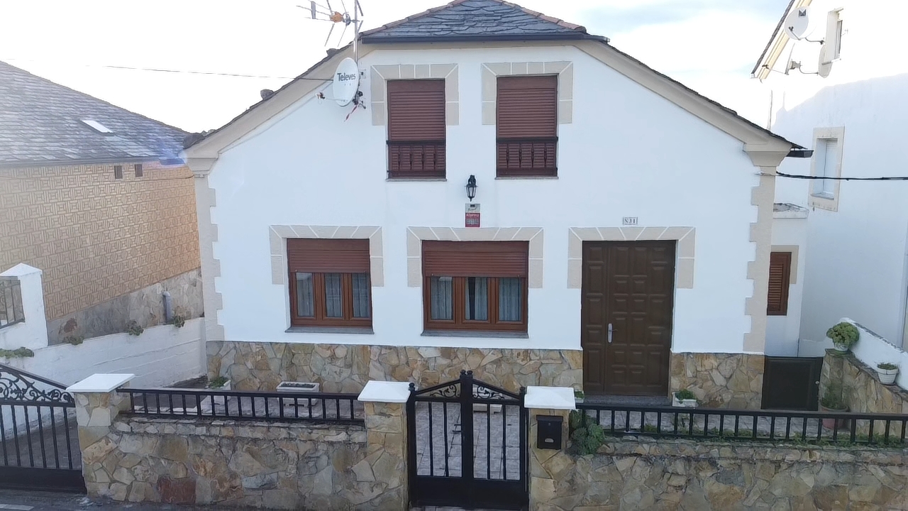 CASA CON DOS VIVIENDAS Y POSIBILIDADES ENCIMA DEL PUERTO DE ORTIGUERA COAÑA ASTURIAS