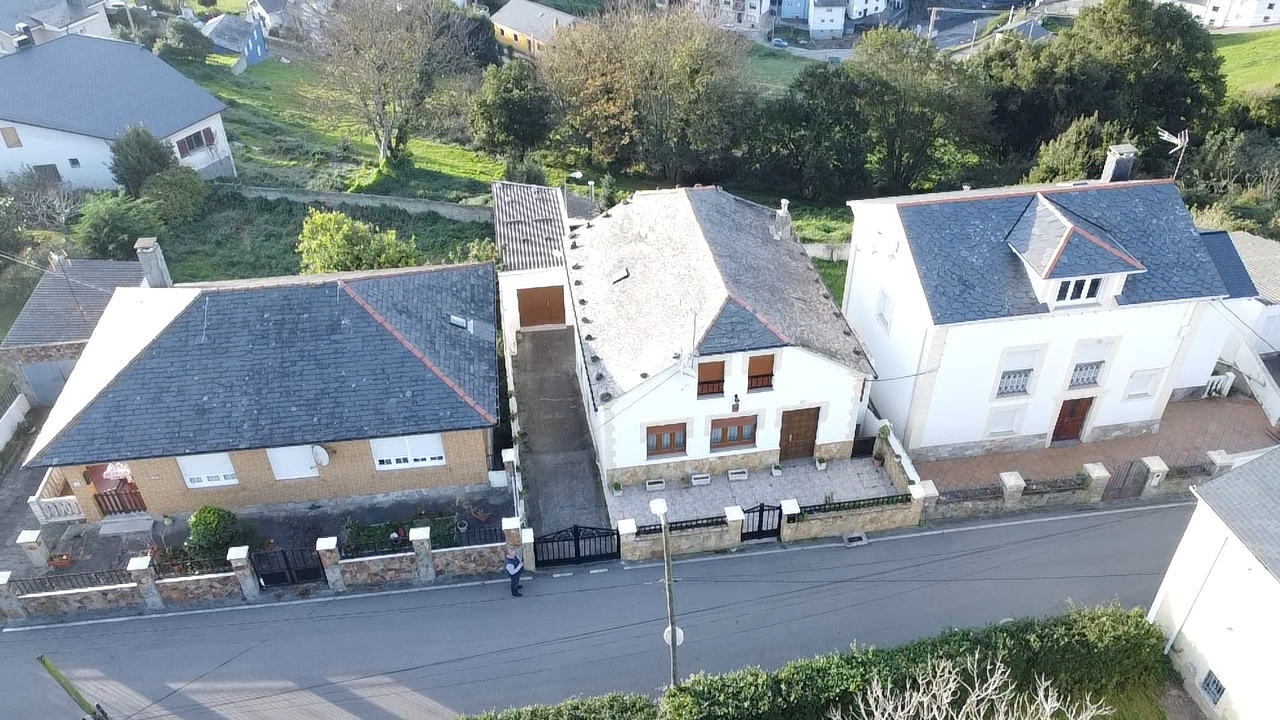 CASA CON DOS VIVIENDAS Y POSIBILIDADES ENCIMA DEL PUERTO DE ORTIGUERA COAÑA ASTURIAS