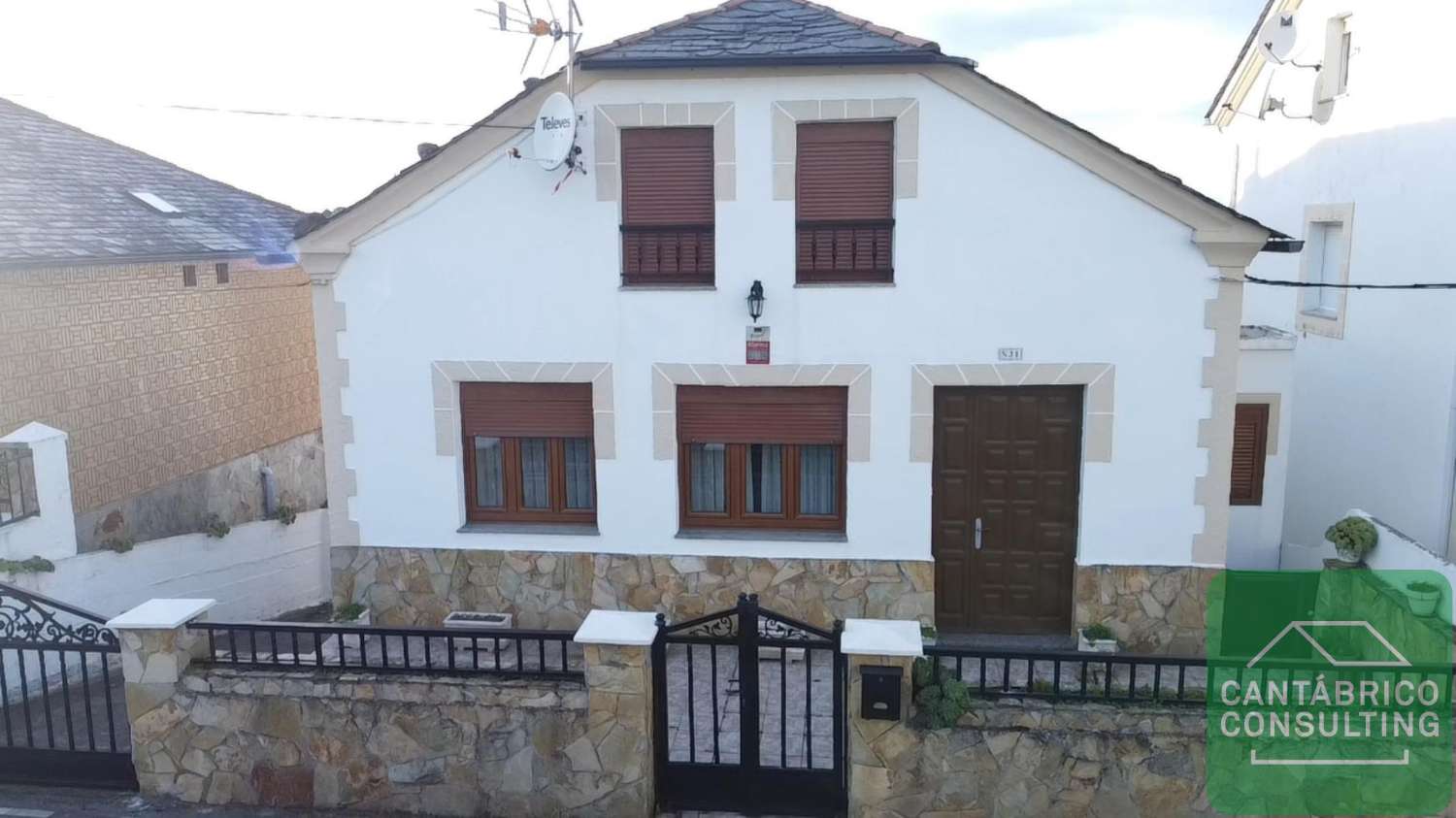 CASA UNIFAMILIAR CON DOS PLANTAS Y LOCAL ACONDICIONADO COMO VIVIENDA EN PLATA SEMI SOTANO