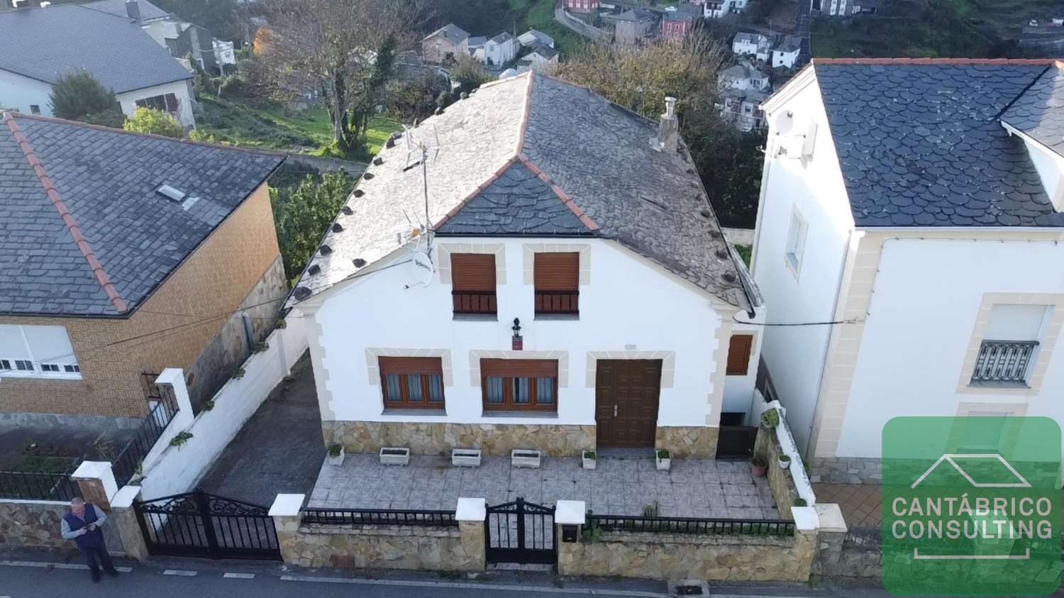 CASA UNIFAMILIAR CON DOS PLANTAS Y LOCAL ACONDICIONADO COMO VIVIENDA EN PLATA SEMI SOTANO