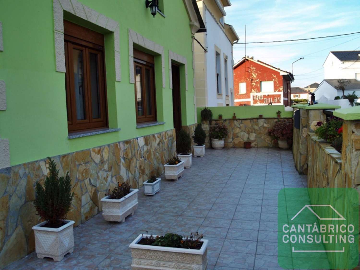 CASA UNIFAMILIAR CON DOS PLANTAS Y LOCAL ACONDICIONADO COMO VIVIENDA EN PLATA SEMI SOTANO